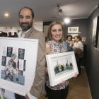 Ismael Alí de Unzaga y Elvira Mateos sujetan un cuadro del otro durante la inauguración de la exposición el pasado jueves.-Raúl Ochoa