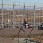 Una mujer migrante es detenida por la policia estadounidense.-EFE