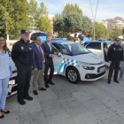 Autoridades y mandos policiales, junto a los nuevos vehículos de la Policía Local.-ISRAEL L. MURILLO