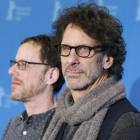 Ethan (izquierda) y Joel Coen, durante la presentación de '¡Ave, César!' en la Berlinale.-FABRIZIO BENSCH