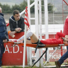 Andrés es retirado en camilla tras caer lesionado ante el Sporting B.-ARNALDO GARCÍA