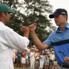 Jordan Spieth y su 'caddie' chocan los puños durante la primera jornada del Masters de Augusta.-Foto: REUTERS / PHIL NOBLE
