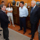 César Rico recibió ayer en Diputación a los organizadores y al golfista Chema Olazabal, en el centro.-R. ORDÓÑEZ