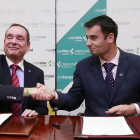 Ramón Sobremonte y Álvaro Echevarrieta se dan la mano tras la firma del convenio.-RAÚL OCHOA