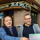 Goyo y David, del bar Bárcena, tras repartir 650.000 euros en la Primitiva. TOMÁS ALONSO