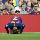 Coutinho doliéndose de un golpe durante el partido ante el Getafe.-JORDI COTRINA