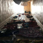 Caja de un camión donde viajaban los inmigrantes en México.-
