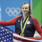 Ledecky posa con la bandera estadounidense tras su triunfo en los 400 libre.-Matt Slocum / AP