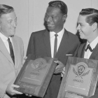 Lucho Gatica (derecha) y Nat King Cole (centro) reciben sendos premios, en Estados Unidos.-EL PERIÓDICO"Hoy mi playa se viste de amargura, porque tu barca tiene que partir…". Se murió Lucho Gatica, que parecía inmortal. Se va otra leyenda del bolero a la altura de los más grandes: Olga Guillot, Los Panchos, ya casi convertidos en una franquicia