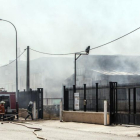 El fuego destruyó todas las instalaciones, en las que afortunadamente no se encontraba nadie por estar la plantilla y los dueños en el descanso para comer.-P. SANTAMARIA