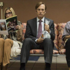 El actor Bob Odenkirk (centro), en la serie Better call Saul.-EL PERIÓDICO