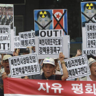 Activistas surcoreanos en protesta contra Corea del Norte en Paju.-EFE