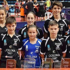 Los representantes delColina Clinic posan con sus trofeos.-ECB