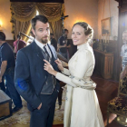 Carles Francino y Esmeralda Moya, en el rodaje de la segunda temporada de 'Víctor Ros'.-RTVE