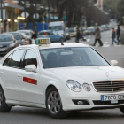Un taxi circula por una de las calles de la capital burgalesa.-RAÚL G. OCHOA