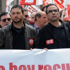 Roberto Gómez, izquierda, junto al secretario provincial de CCOO, Fidel Velasco, en la manifestación del 1 de mayo.-ISRAEL L. MURILLO