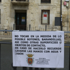 Imagen de un letrero con medidas sanitarias en Villarcayo. RAÚL G. OCHOA