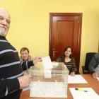 Un vecino ejercía ayer su derecho al voto en Hurones por segunda vez en lo que va de año.-RAÚL G. OCHOA