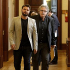 Los diputados de ERC Gabriel Rufián y Joan Tardà,en los pasillos de la Cámara.-JOSÉ LUIS ROCA