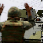 Soldados cubren los desplazamientos dentro de la favela Vila Cruzeiro de Rio de Janeiro.-FELIPE DANA (AP)