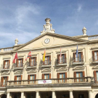Concentración, ayer, a las puertas del Ayuntamiento de Vitoria.-TWITTER