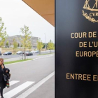 Una mujer se dirige a la entrada de la sede del Tribunal Europeo de Justicia, en Luxemburgo, este lunes.-AFP