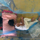 Pacientes que sufren de dengue descansan en un gimnasio cubiertos con mosquiteros en la ciudad de Maasin, Filipinas.-LEO SOLINAP (EFE/EPA)