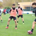 Javi Gómez presiona durante un entrenamiento en Castañares. BURGOS CF / ALBA DELGADO