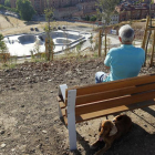 Un vecino disfruta con su perro de las vistas que ofrece el parque.-SANTI OTERO