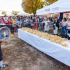 Reparto de tortillas en el Día de Exaltación de la Patata de Tardajos 2022. SANTI OTERO