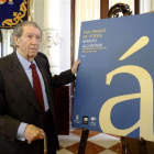 El poeta y articulista Manuel Alcántara.-EUROPA PRESS