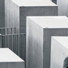 El primer ministro griego, Alexis Tsipras, visita el memorial a las víctimas del Holocausto en Berlín, ayer.-Foto: AP/ MICHAEL SOHN