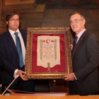 El presidente de la Diputación de León, Emilio Orejas, entrega el galardón al presidente de Asprona, José Mª. Martínez-Ical