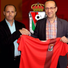 JuanAntonio Gallego (derecha) da la mano a José Manuel Molinero, el que será el entrenador la próxima campaña.-