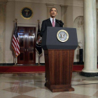 El presidente de EEUU, Barack Obama, en febrero del 2011, informando en la Casa Blanca de la caída del presidente egipcio Hosni Mubarak.-Foto: AP / CAROLYN KASTER