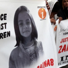 Un manifestante sostiene una pancarta en la que se lee Que pare la violencia contra los niños, durante una protesta, en Karachi, en reacción a la violación y asesinato de la menor de Kasur, el 11 de enero.-/ EFE / SHAHZAIB AKBER