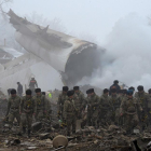 Restos del avión que se ha estrellado sobre un barrio en Kirguistán.-VYACHESLAV OSELEDKO / AFP