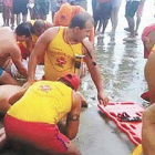 Socorristas reanimando a las víctimas tras la caída del rayo en Praia Grande (Brasil).-Foto: EL HORIZONTE