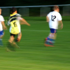 Unos niños juegan un partido de fútbol.-