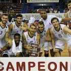 Los jugadores del San PabloBurgos posan con el trofeo de campeones de la Copa de Castilla y León logrado el pasado año en Palencia.-MARÍA GONZÁLEZ / SPB
