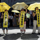 Manifestantes hongkoneses prodemocracia con paragüas amarillos, el símbolo de la revuelta estudantil en Hong Kong.-Foto: STRINGER / HONGKONG
