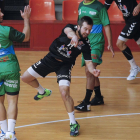 Calleja lanza a portería en un partido de la pasada temporada.-SANTI OTERO