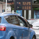 El precio de los carburantes es un 20 y un 15 por ciento más alto que doce meses atrás.-RAÚL G. OCHOA