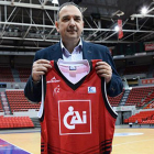 Casadevall posa con la camiseta del CAI, ayer, en su presentación.-TWITTER / @BASKET_ZARAGOZA