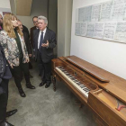 Antonio Baciero ejerció de guía ante las autoridades durante la inauguración de la muestra.-SANTI OTERO