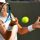 Muguruza devuelve una derecha ante Van Uytvanck.-AFP / BEN STANSALL