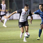 Pepe Delgado trata de zafarse del marcaje de dos jugadores del Valladolid B en el choque del pasado fin de semana en El Plantío.-Santi Otero