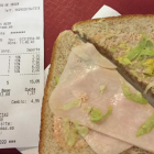 El "sandwich premium" que Azilef Speers denuncia en su Facebook.-