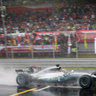 Lewis Hamilton pilota sobre el empapado asfalto de Monza.-AP / LUCA BRUNO