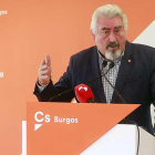 Delgado explicó ayer en Burgos el contenido de la Proposición no de ley que su grupo ha registrado en las Cortes.-R. O.